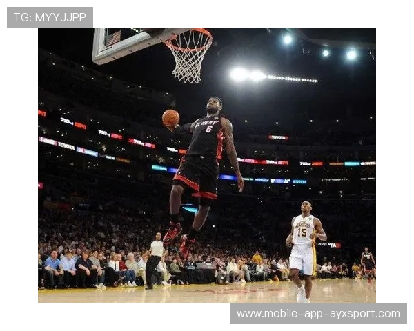NBA单臂暴扣气势十足：篮球场上的王者之舞