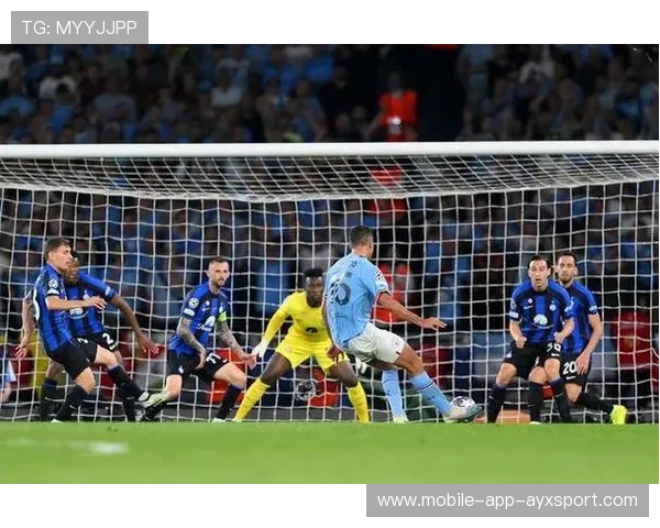 曼城中场连续短传渗透制造禁区威胁