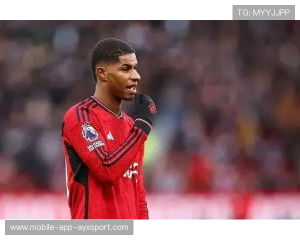 拉什福德反击中变向过人，射门被门将奋力挡出